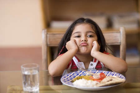 Bé ăn rong là hậu quả của việc chiều chuộng bé, thường xuyên bế bé đi chơi và ăn rong do tinh ham vui của cả người lớn dẫn tới hình thành thói quen của trẻ: không đi rong không chịu ăn.